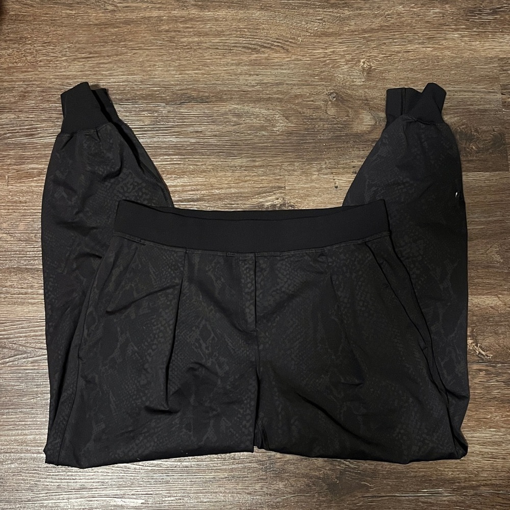 Lululemon Black Party Pant Jogger Snake Print Fits Size 6 - Picture 2 of 4